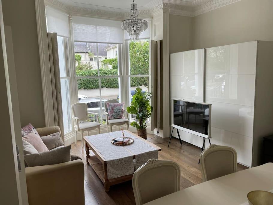 Stylish 3-Bedroom Flat In Kensington Лондон Экстерьер фото